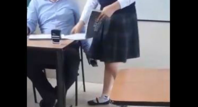 VIDEO: Captan a profesor grabando partes íntimas de sus alumnas