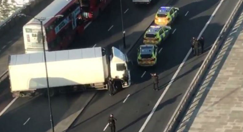 Varios heridos y dos muertos tras ataque con cuchillo en puente de Londres