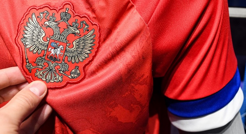 Adidas se equivoca en los colores de la bandera rusa en la playera de su selección