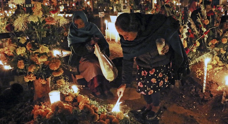 Se encuentran con sus difuntos durante el Día de Muertos en México