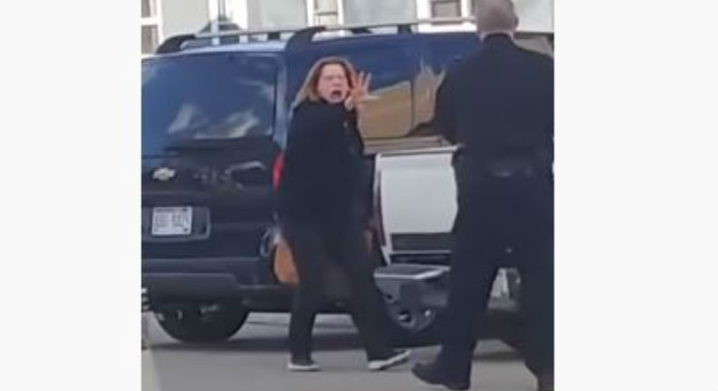 VIDEO: Mujer intenta exorcizar demonio de un policía
