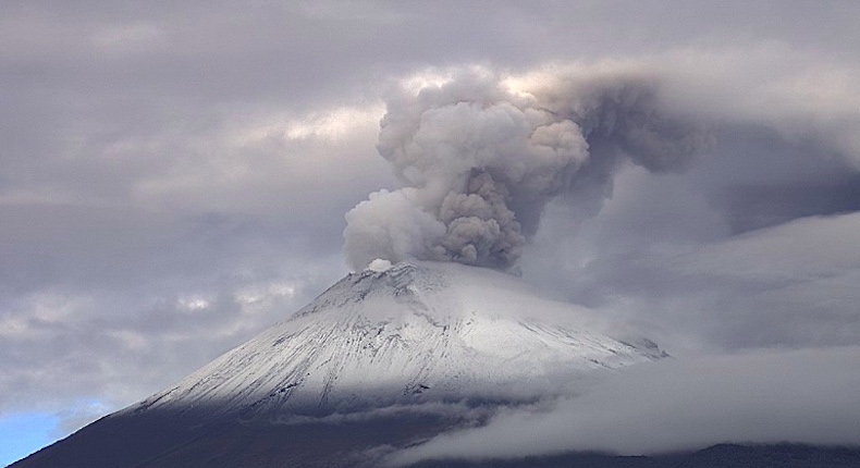 El volcán Popocatépetl registra explosión y columna con ceniza de 1.5 km