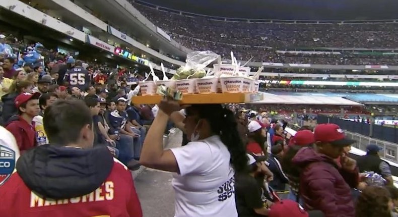 Prensa Estadounidense se sorprende por vendedora de sopas en el Monday Night celebrado en el Estadio Azteca