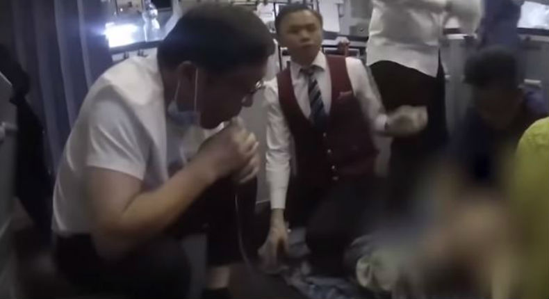 VIDEO: Médico salva a un pasajero enfermo succionándole la orina