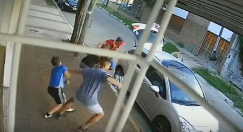 VIDEO: Niño patea a ladrón para defender a su madre durante asalto