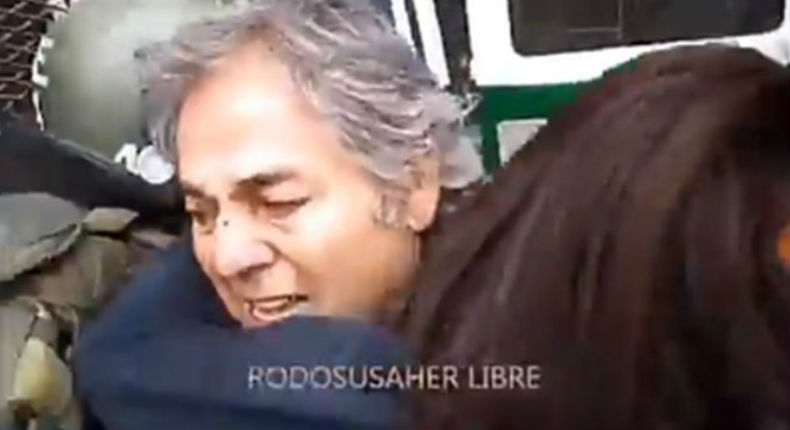 VIDEO: Padre abraza a su hija tratando de evitar que sea detenida en Chile