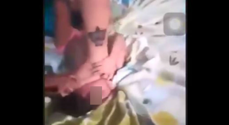 VIDEO: Mujer golpea y pisotea a su hija de 3 años