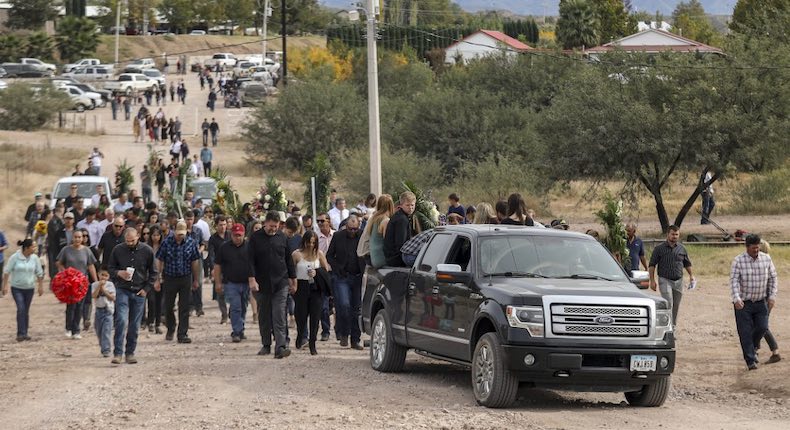 Trasladan restos de miembros de familia LeBarón masacrados en Chihuahua