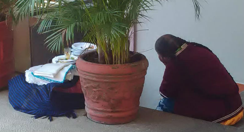 FOTOS: Artesana es captada llorando por no vender sus servilletas