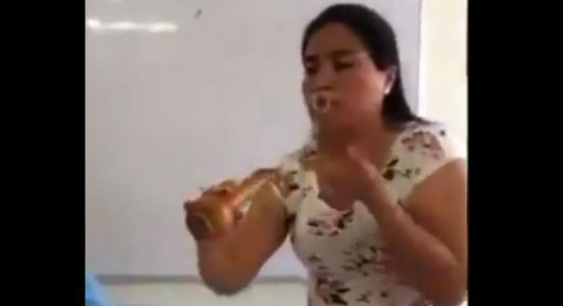 VIDEO: Profesora se vuelve viral por enseñar a colocar condones con la boca