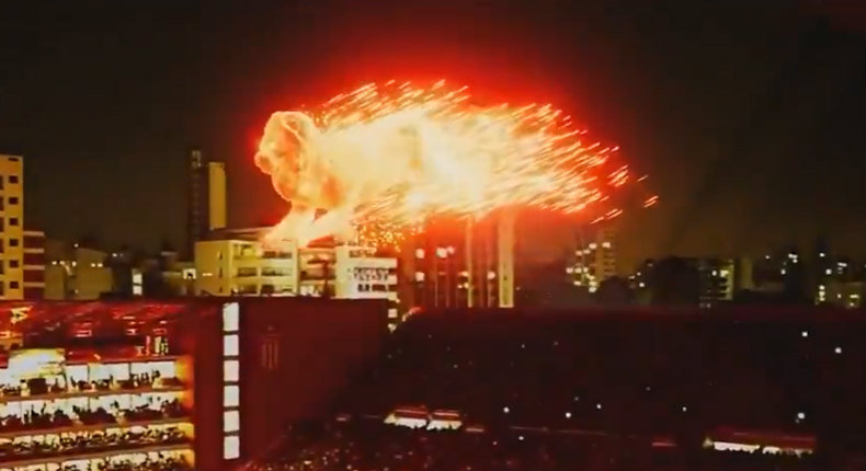 León de fuego gigante sorprende en inauguración de estadio de Estudiantes