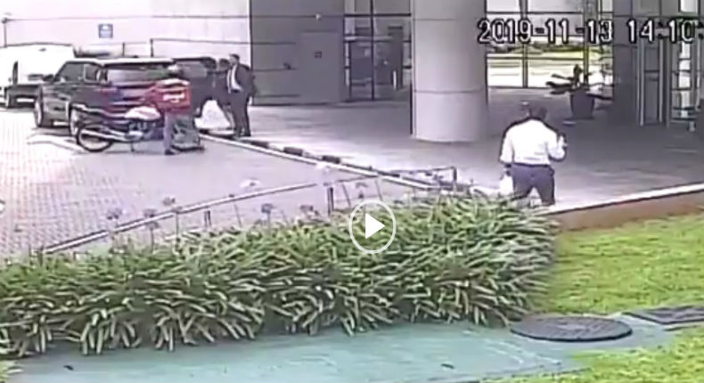 VIDEO: Repartidor quería asaltar a una mujer, su escolta salió en defensa