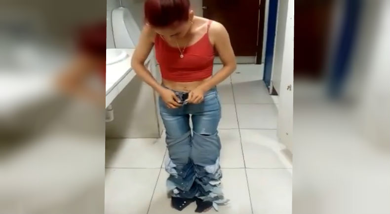 Mujer intenta robarse 8 jeans poniéndose uno sobre otro