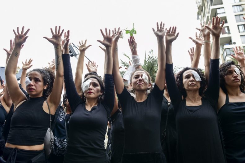 Movimiento chileno detona una ola de testimonios de mujeres víctimas de violencia