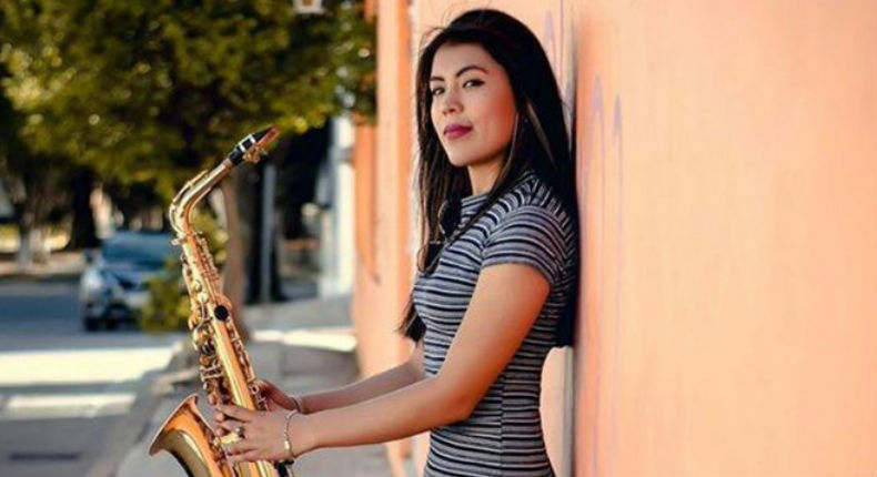 Saxofonista atacada con ácido pide ayuda a AMLO