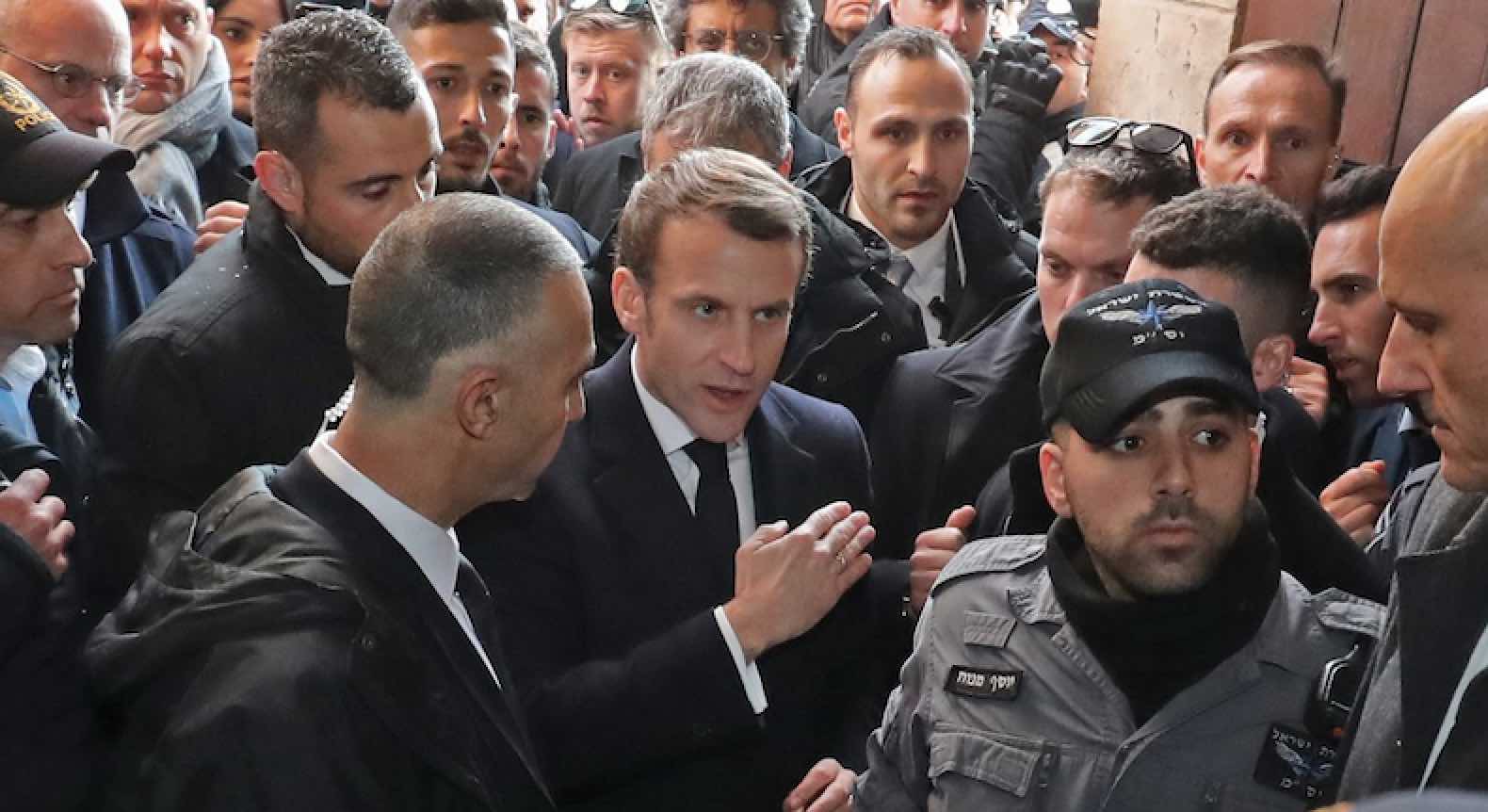 Presidente francés Emmanuel Macron pelea a gritos con policías israelíes