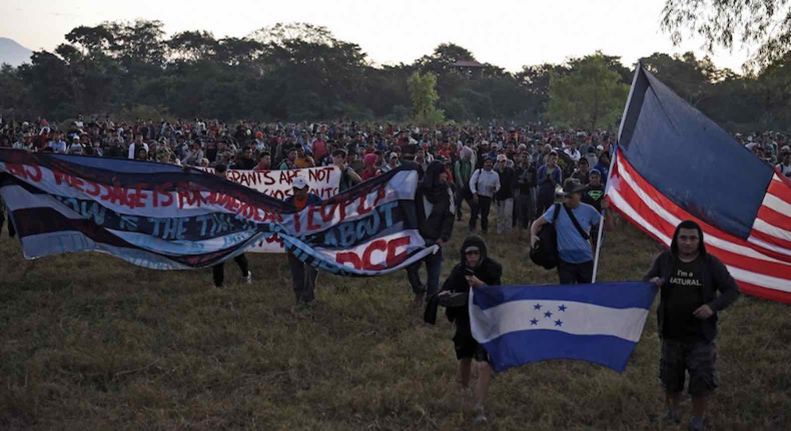 Cientos de migrantes centroamericanos ingresan a México desde Guatemala