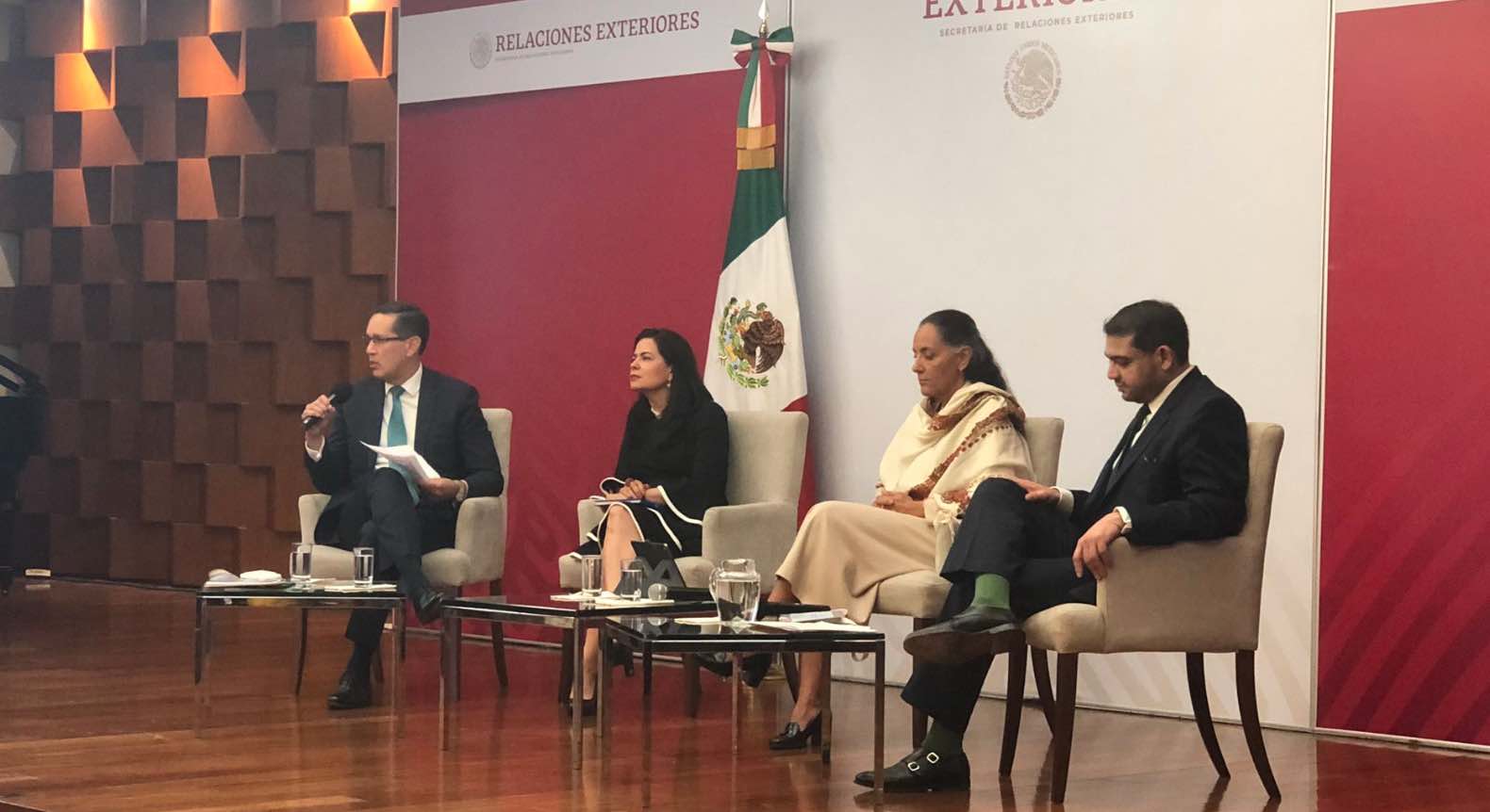 México anuncia adopción de Política Exterior Feminista