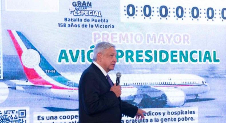 AMLO insiste en rifa de avión presidencial y presenta boleto de lotería