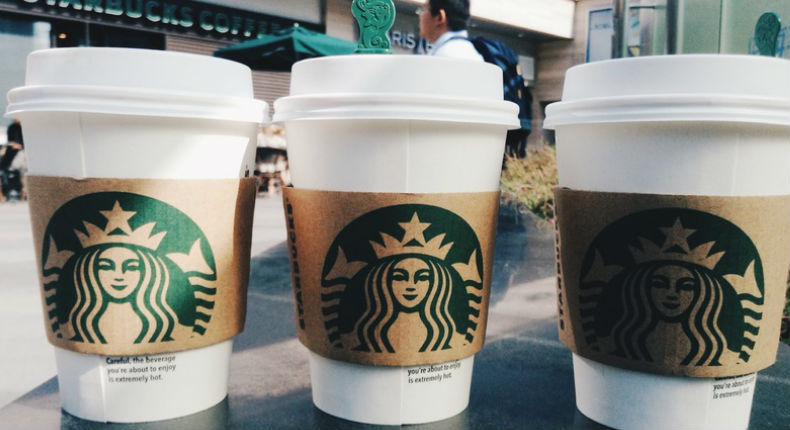 Starbucks modifica su programa de lealtad y clientes se muestran insatisfechos