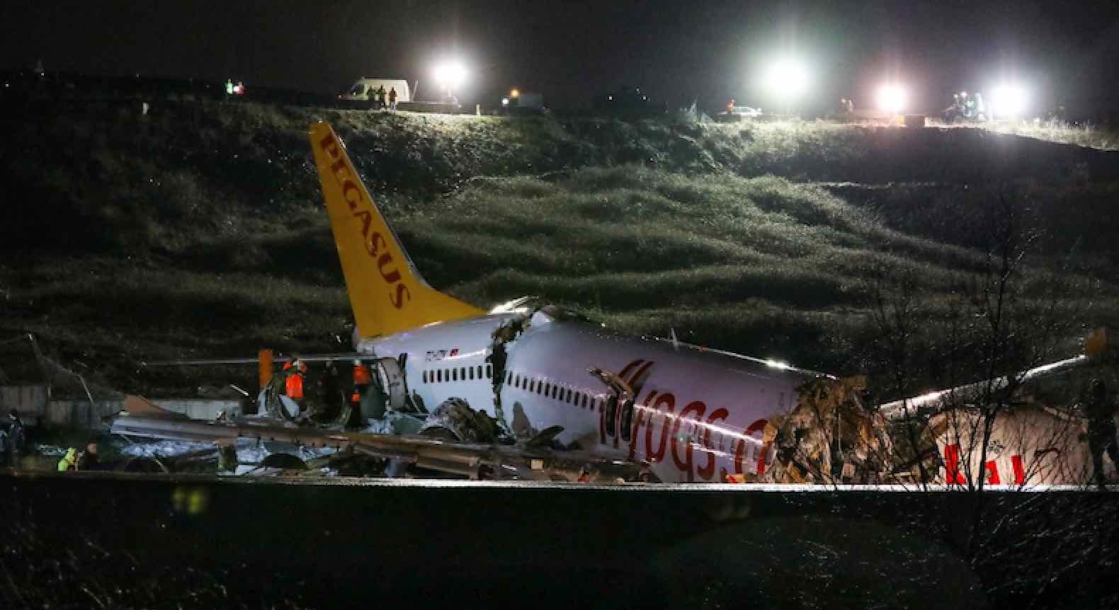 Avión sale de pista al aterrizar en Turquía y se parte en tres