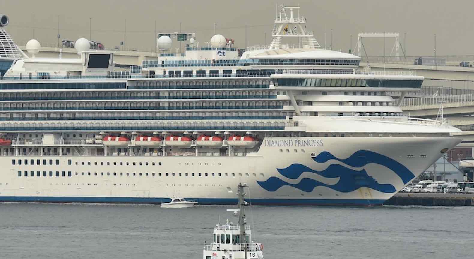 Mueren dos enfermos de coronavirus del crucero atracado en Japón