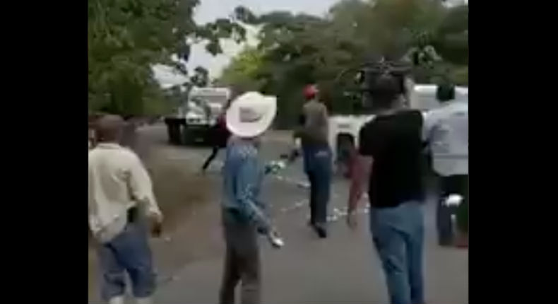 A huevazos atacan a la Guardia Nacional en Michoacán