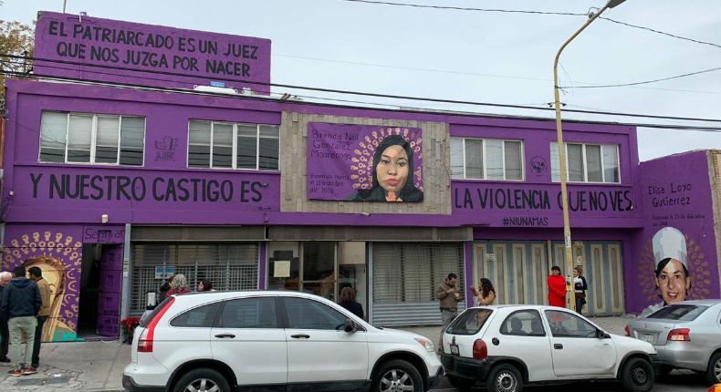 Sancionan a activista por hacer mural sobre feminicidios en Saltillo