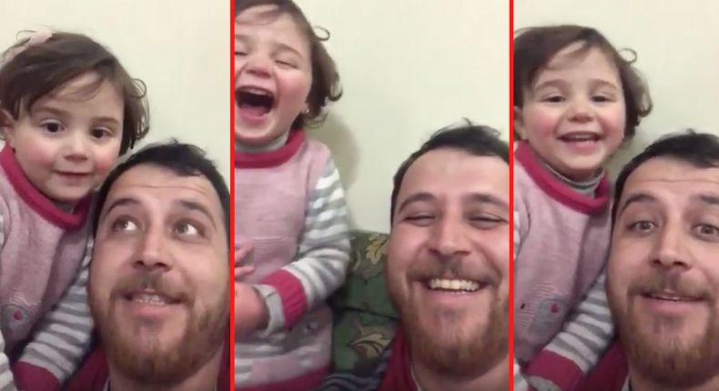Padre enseña a su hija a reírse de los bombardeos en la guerra en Siria