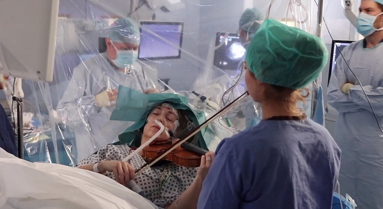 Para salvar sus manos, una violinista toca durante su operación de cerebro