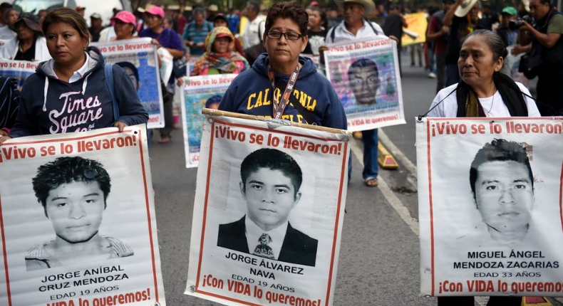 Detienen a dos exfuncionarios vinculados a caso Ayotzinapa