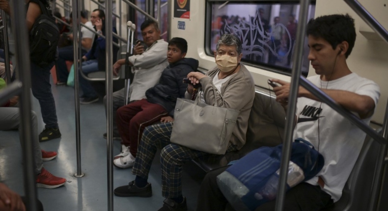 Metro envía a trabajadores de la tercera edad a casa por Covid-19