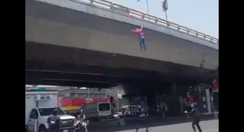 VIDEO: Hombre se arroja desde puente en Circuito y sobrevive
