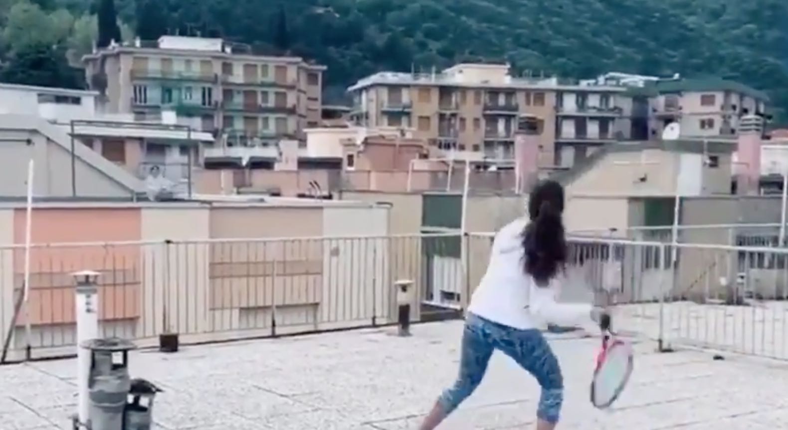 VIDEO: Dos niñas juegan partido de tenis entre azoteas en Italia