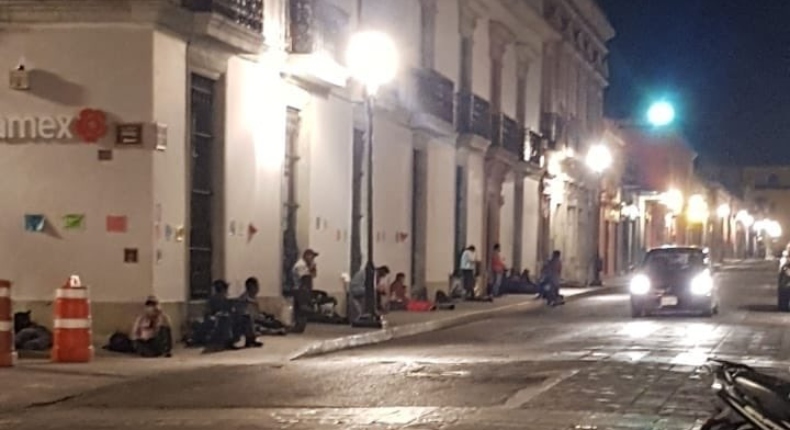 Campesinos de Oaxaca duermen en la calle para recibir apoyos federales