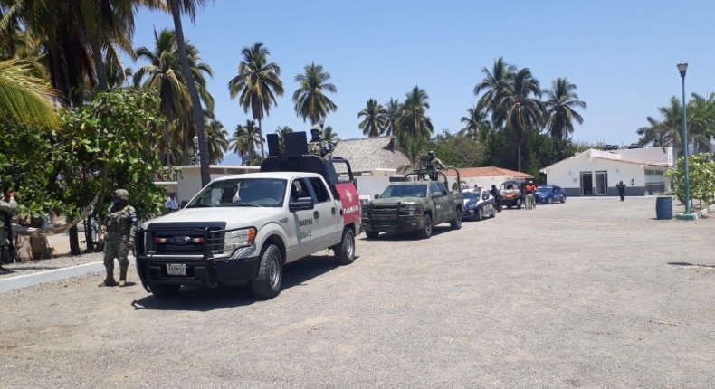 Fuerzas armadas retiran a turistas de playas de Acapulco