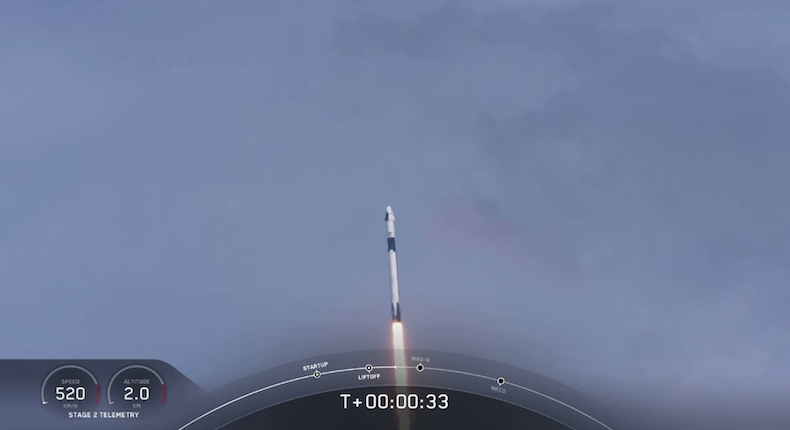 SpaceX logra el primer lanzamiento de un cohete tripulado