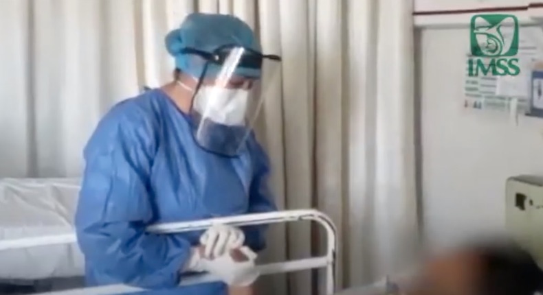 Enfermera del IMSS canta a pacientes con coronavirus Covid-19