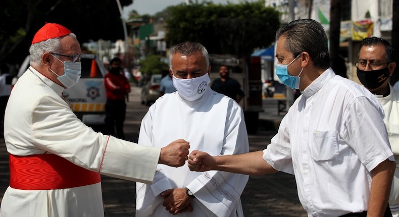Iglesias piden préstamos y bajan sueldos para sobrevivir pandemia