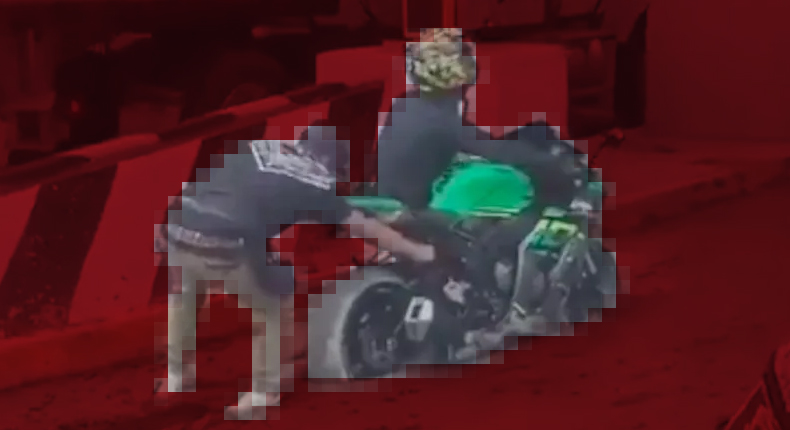 Motociclista se queda atascado en cemento fresco por querer burlar caseta de pago