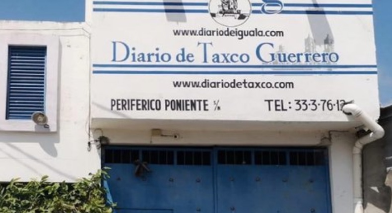Balean oficinas de diario en Iguala, Guerrero, dos días después de que asesinaron a un periodista