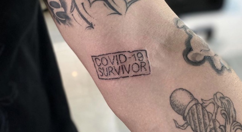 Artista mexicano tatúa gratis a sobrevivientes de Covid-19