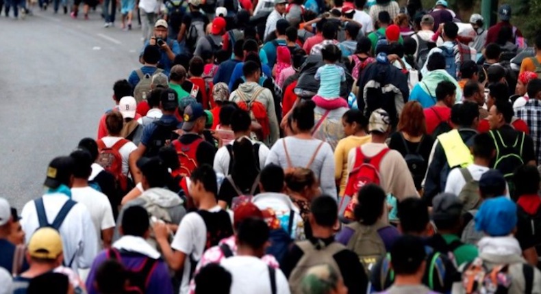 Más de 3,000 hondureños inician una caravana hacia EU en plena pandemia