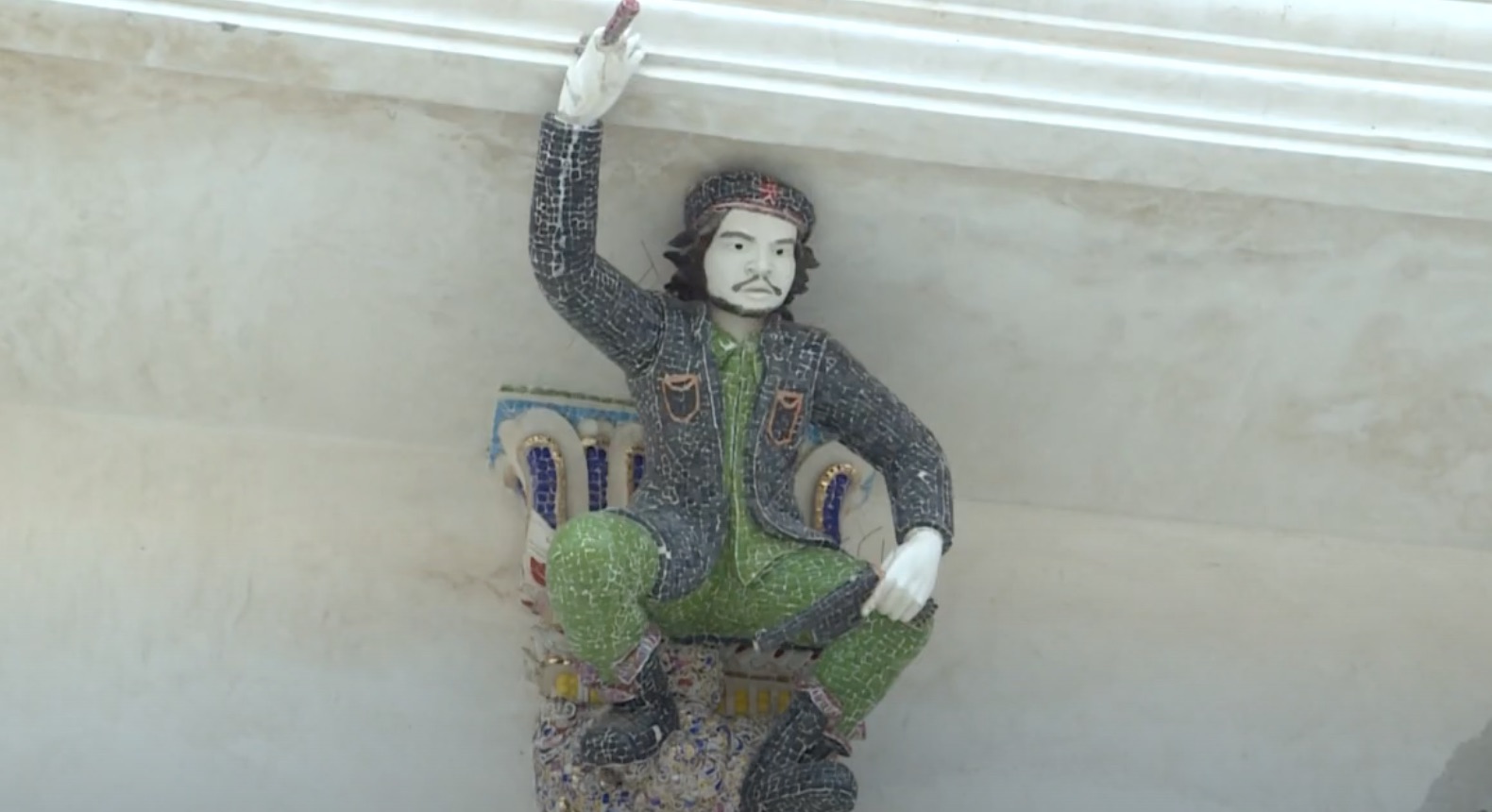 El «Che» Guevara está junto a dioses budistas en un templo de Tailandia