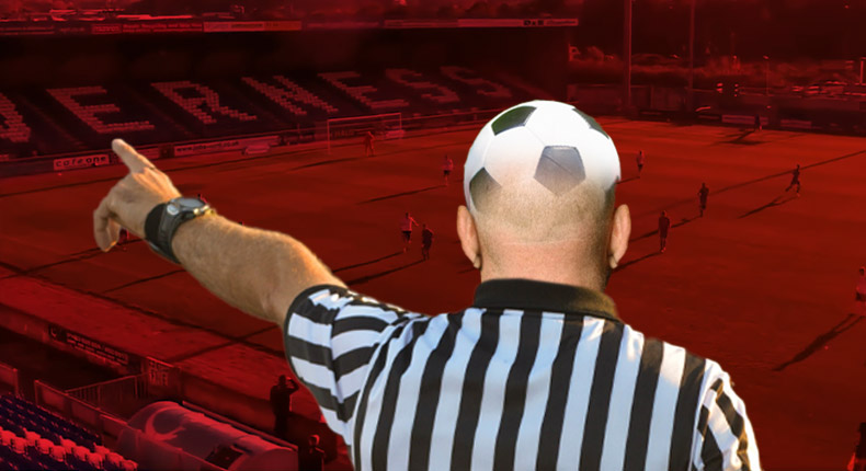 Cámara con AI confunde calva de árbitro con balón en partido de futbol