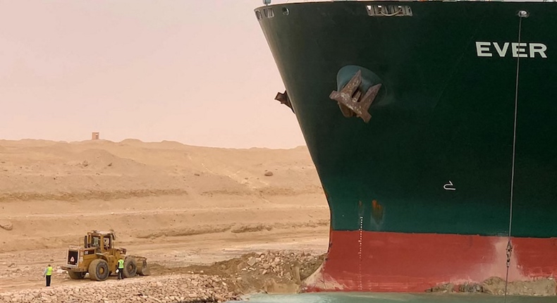 buque encallado en Canal de Suez | Digitallpost