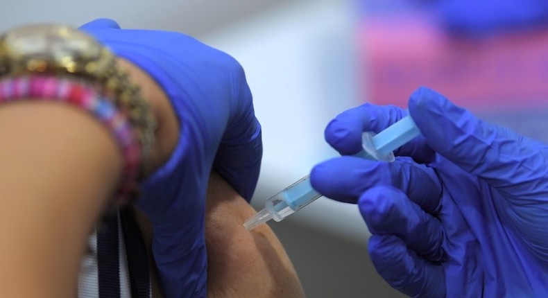 UE demanda a AstraZeneca por incumplimiento en entrega de vacunas contra Covid