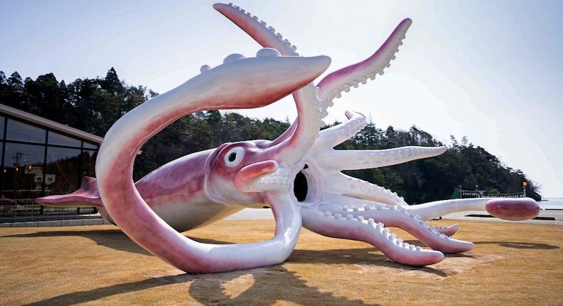 ¡Ay, no! Construyen estatua de calamar en Japón con recursos destinados para combatir el Covid-19