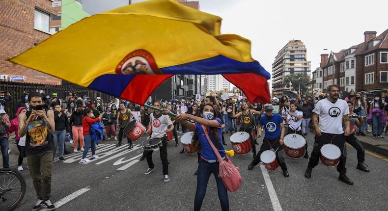 Una reforma tributaria fallida, protestas y muertes: Esto es lo que está pasando en Colombia