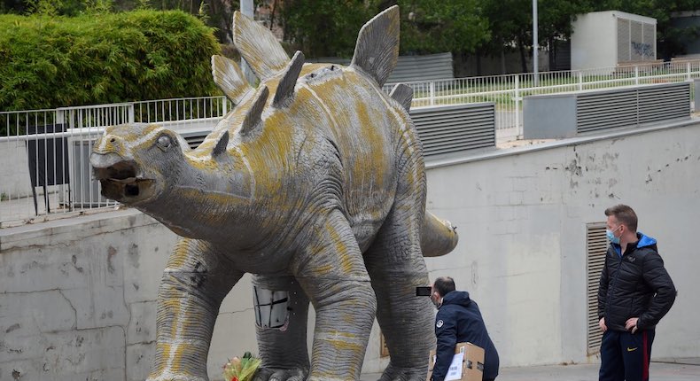 Hombre muere dentro de escultura de un dinosaurio en España